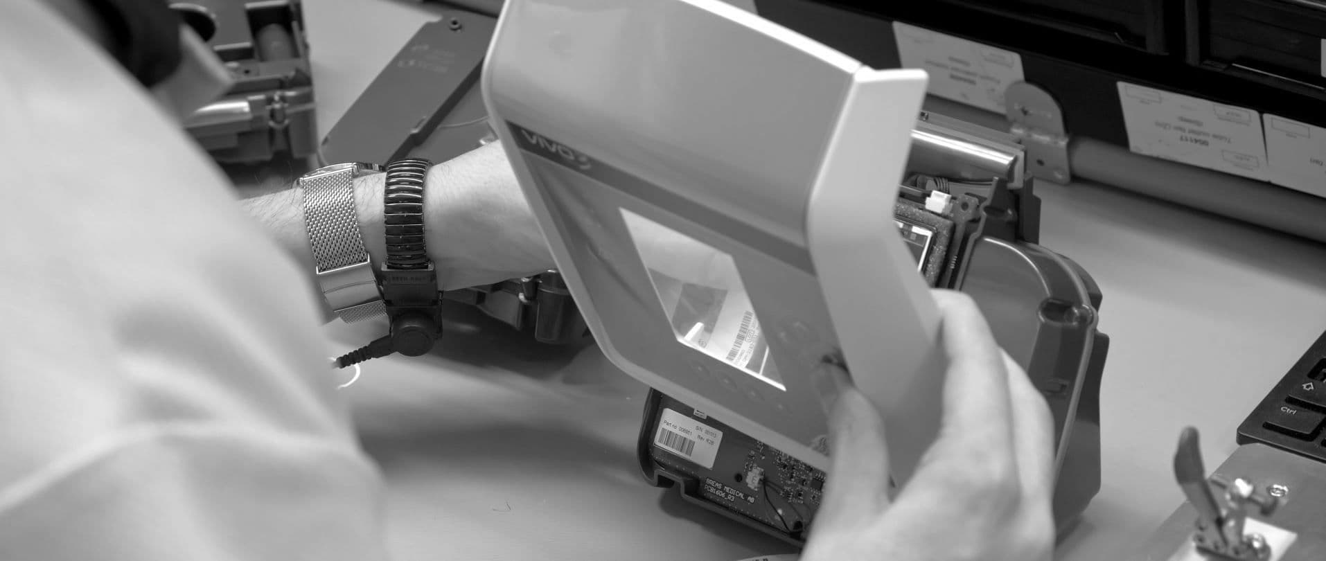 Breas employee in production